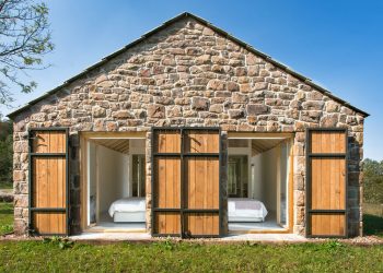 Parasztház gyönyörű, festői környezetben, szimpla kőépület modern, letisztult, tágas belső terekkel