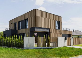 Modern családi ház kívül-belül egyedi tervezéssel - kocka tömbök fa hatású külső burkolattal, kényelmes terek