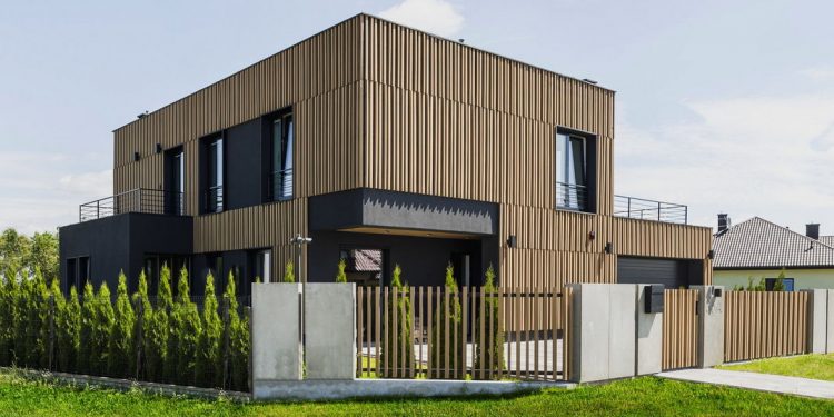 Modern családi ház kívül-belül egyedi tervezéssel - kocka tömbök fa hatású külső burkolattal, kényelmes terek