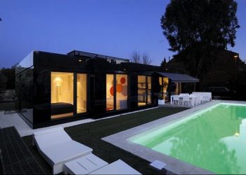 Modern fekete fehér előregyártott házak