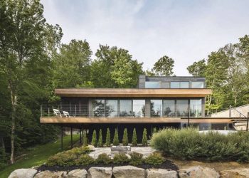 Kő és fa - lépcsőzetesen épített modern ház szép erdős környezetben - Estrade Residence / Mu Architecture