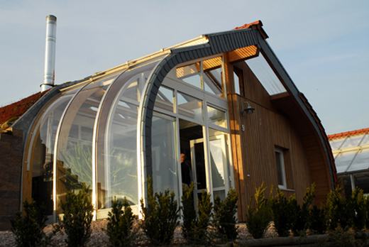 Az állandóan szellőző télikert biztosítja a házban a friss levegőt, amely a napsugárzás hatására felmelegszik.