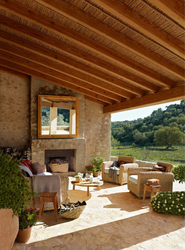 Tükör a kandalló fölött a verandán