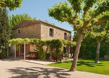 Öreg pajtaépület varázslatos átalakulása kényelmes rusztikus otthonná