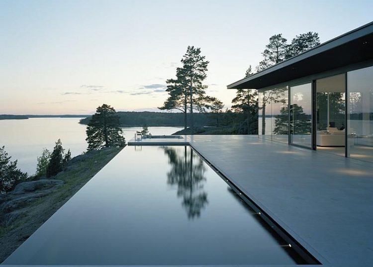 Modern villa ég és föld között