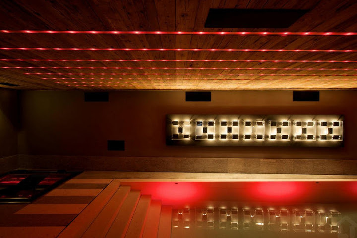 Luxus faház a Francia Alpokban látványos, felemelkedő padlójú beltéri úszómedencével - Cyanella Hydrofloors