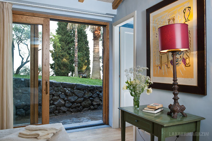 Modern és rusztikus lakberendezés harmóniában egy szicíliai farmházban