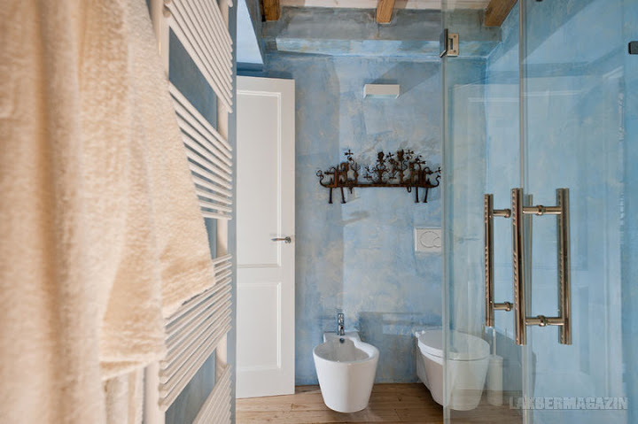 Modern és rusztikus lakberendezés harmóniában egy szicíliai farmházban