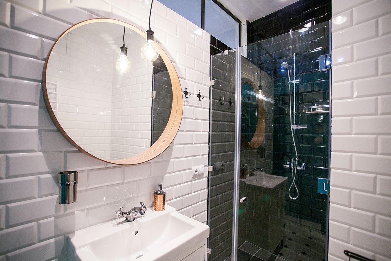 Metro csempe, fekete-fehér burkolat, kerek tükör