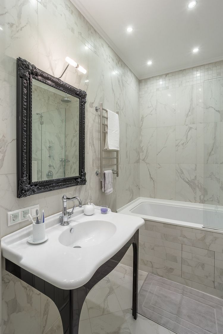 Márvány burkolat, fürdőkád, fekete tükör és mosdó-bútor