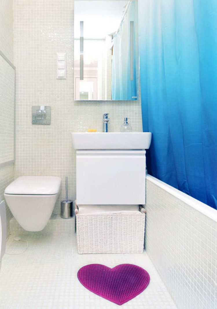 Törtfehér mozaik fal- és padlóburkolatként, kád oldala is mozaikkal burkolva