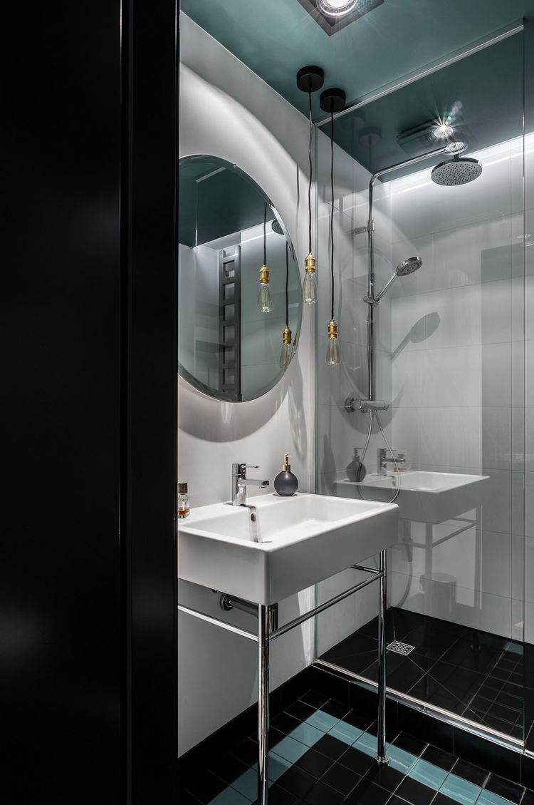 Fekete, zöld, fehér színpaletta, fekete padló zöld elemekkel, zöld színre festett mennyezet, fehér falak, zuhanyfülke