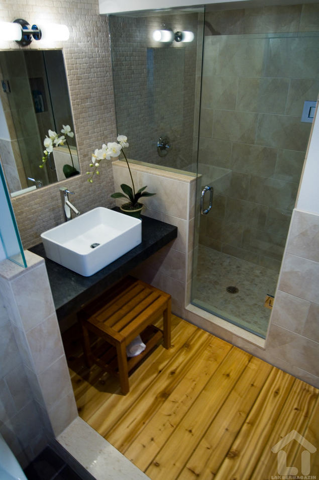 Szép burkolatok határozzák meg a fürdőszoba összképét ahol a mosdópult alatti ülőke is hozzáad a látványhoz