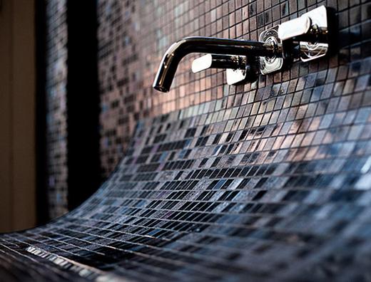 Egyedi mozaik csempével kirakott mosdó a LAGO cégtől - SKIN, a fal "bőre"