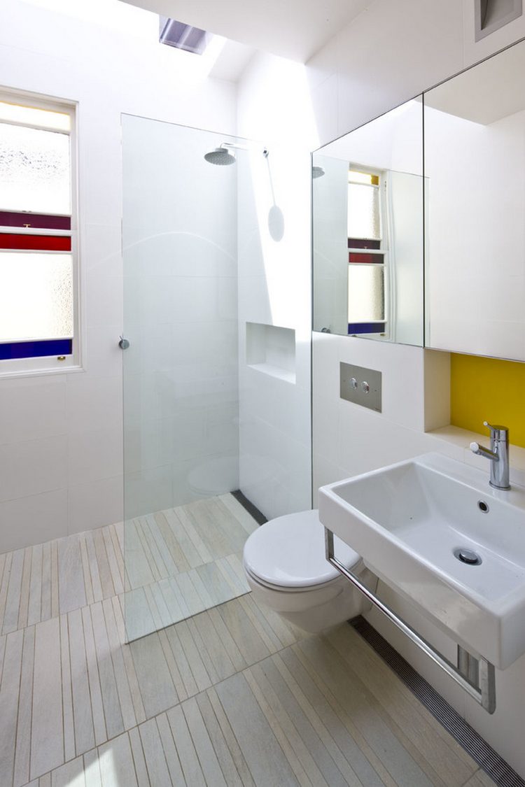 Kis alapterületű fürdőszoba, szűkösnek érzett tér