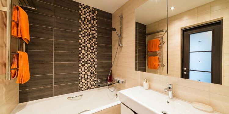 Kis fürdőszoba ötletek - 8 különböző berendezés, burkolat, színek, hangulat, 4 fürdőkáddal, 4 zuhanyfülkével szerelve