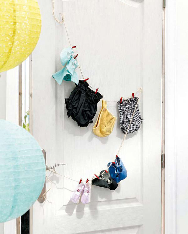 Néhány szög és egy kötél, máris kész a vidám dekoráció, mellyel az apró babaruhákat akaszthatjuk ki az ajtóra színes csipeszekkel - a baba szemét is vonzani fogja, nekünk pedig jó kedvünk lesz tőle Néhány szög és egy kötél, máris kész a vidám dekoráció, mellyel az apró babaruhákat akaszthatjuk ki az ajtóra színes csipeszekkel - a baba szemét is vonzani fogja, nekünk pedig jó kedvünk lesz tőle