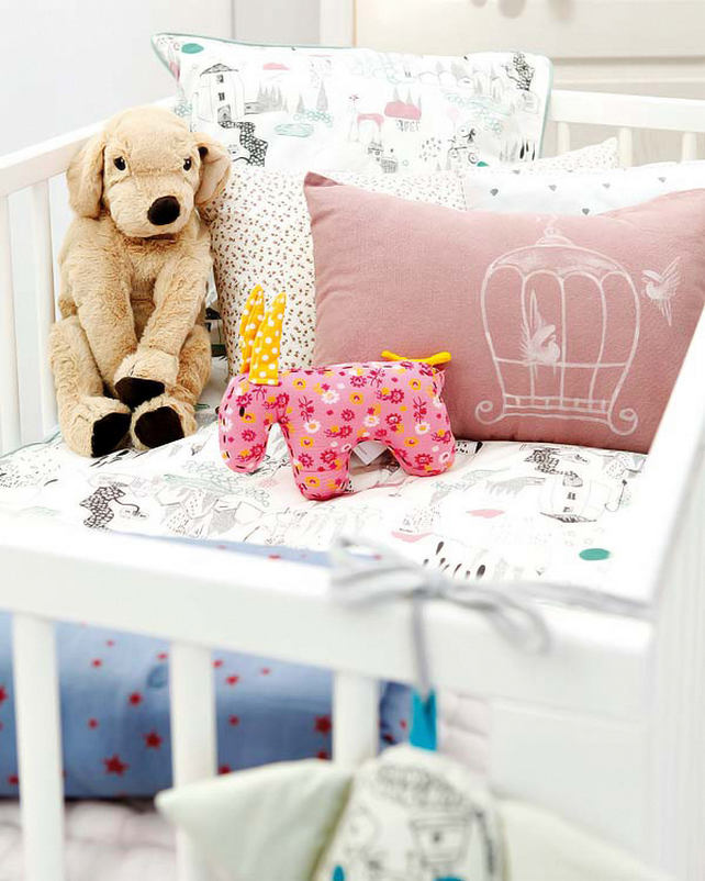 A textilek esetében az anyagokat és színeket nyugodtan keverjük a gyerekszobában, a baba érzékeinek is jót tesz a sok kellemes tapintású, különböző párna és játék. A textilek esetében az anyagokat és színeket nyugodtan keverjük a gyerekszobában, a baba érzékeinek is jót tesz a sok kellemes tapintású, különböző párna és játék.