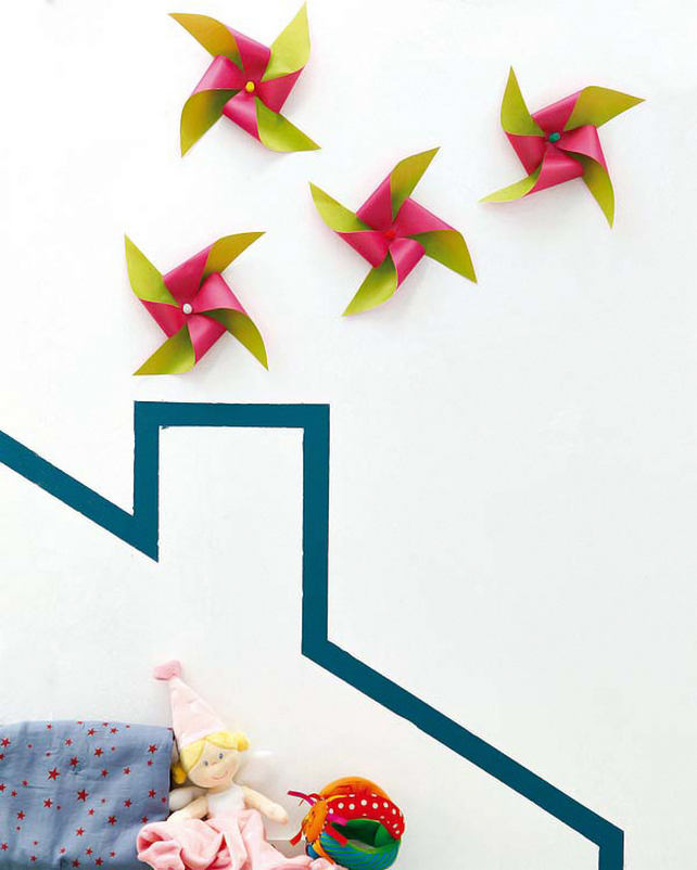 A házikó a falon pompás dekoráció mely könnyedén megvalósítható, további vidám színfoltot jelentenek a kémény fölé tűzött színes papír forgók A házikó a falon pompás dekoráció mely könnyedén megvalósítható, további vidám színfoltot jelentenek a kémény fölé tűzött színes papír forgók.