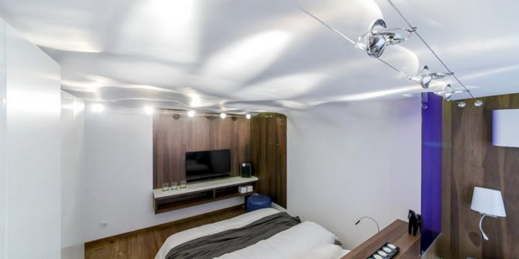 Hálószoba berendezés ötlet dolgozósarokkal, gardróbbal - fehér és szép fa felületekkel
