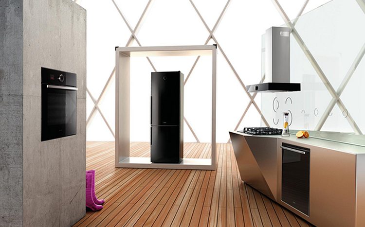 A Gorenje Simplicity család nemes egyszerűségével és minimalizmusával, felhasználóbarát funkcióival bármely konyhabútorhoz és környezethez tökéletesen illeszkedik A Gorenje Simplicity család nemes egyszerűségével és minimalizmusával, felhasználóbarát funkcióival bármely konyhabútorhoz és környezethez tökéletesen illeszkedik