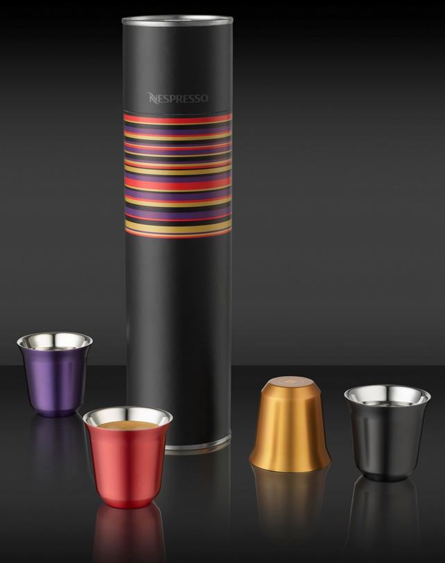 Tökéletes ajándék a dizájnrajongók számára: Intelligens és ragyogó – az új Nespresso PIXIE Espresso készlet és PIXIE Lungo készlet vidám, kedves ünnepi meglepetés.