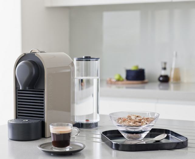 A tökéletes ajándék, amely bármelyik otthonban kiválóan megtalálja a helyét: moduláris kialakításának és letisztult formavilágának köszönhetően a Nespresso U kávégépe hihetetlenül kényelmesen használható.
