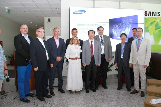 a-digitalis-atallast-unnepli-jaszfenyszarui-televizio-gyaraban-a-samsung 1