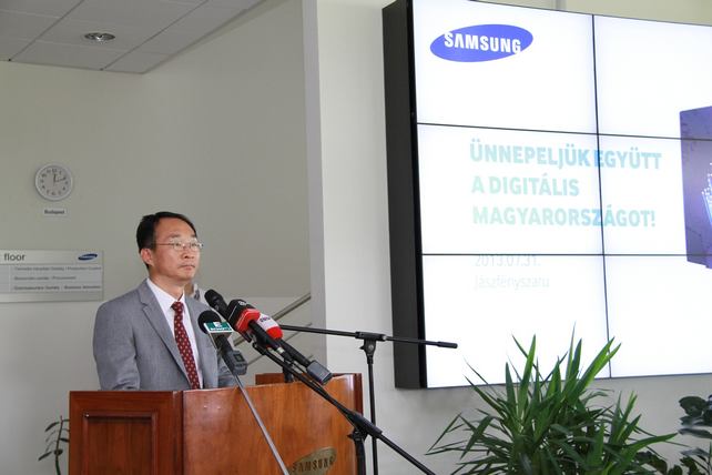 a-digitalis-atallast-unnepli-jaszfenyszarui-televizio-gyaraban-a-samsung 2