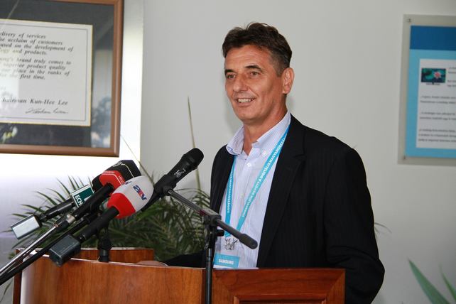 a-digitalis-atallast-unnepli-jaszfenyszarui-televizio-gyaraban-a-samsung 3