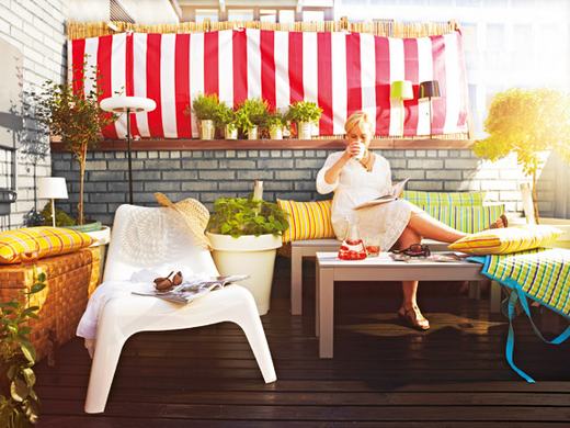 kertben és beltéren is használható IKEA PS VÅGÖ fotel és SANDSKÄR tálca/asztal