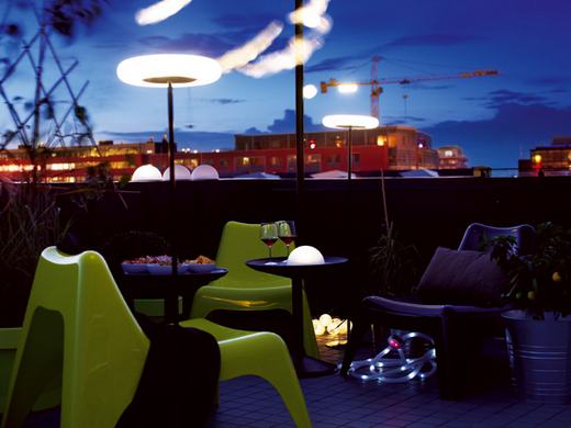 kertben és beltéren is használható IKEA PS VÅGÖ fotel és SANDSKÄR tálca/asztal