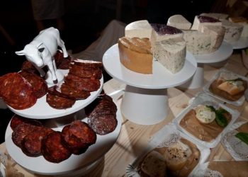 A KREA Kortárs Művészeti Iskola végzős tervezőgrafika, tervezőoperátor, enteriőrtervező, stylist és fotó szakos hallgatóinak diploma kiállítása június 10-én nyitotta meg kapuit a Gozsdu udvar kiállítótermében.