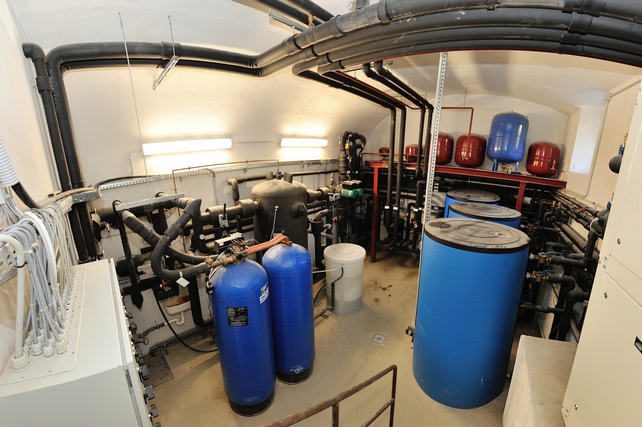 A házban geotermikus szondákkal működő hőszivattyú biztosítja a fűtési rendszer vízkeringetését. Ez a költséghatékony, tiszta, megbízható és biztonságos megoldás fűtést, meleg vizet és hűtést biztosít a ház lakói számára egész évben, az időjárástól függetlenül.