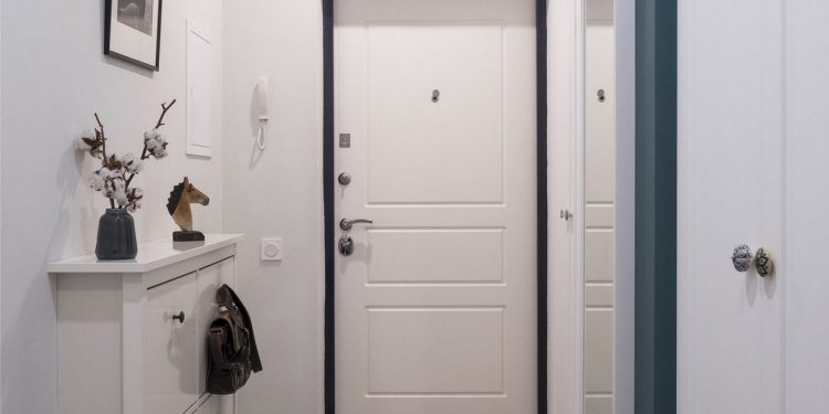 Fehér előszoba, keskeny cipőtartó szekrény, szolid mintás kőporcelán padlólap, fekete ajtókeret