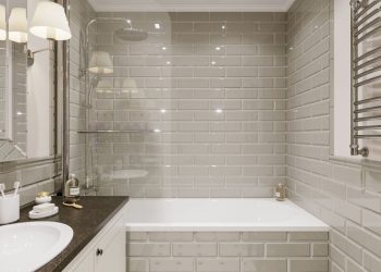 Fényes szürke metro csempe világos fürdőszobában, fürdőkád, üveg kádfal, kádparaván