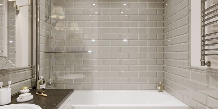 Fényes szürke metro csempe világos fürdőszobában, fürdőkád, üveg kádfal, kádparaván
