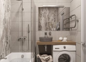 Semleges színpaletta, márvány falburkolat, üveg kádparaván, mosógép fa mosdópult alatt, szürke kőmosdó, fix és kézi zuhany kis fürdőszobában