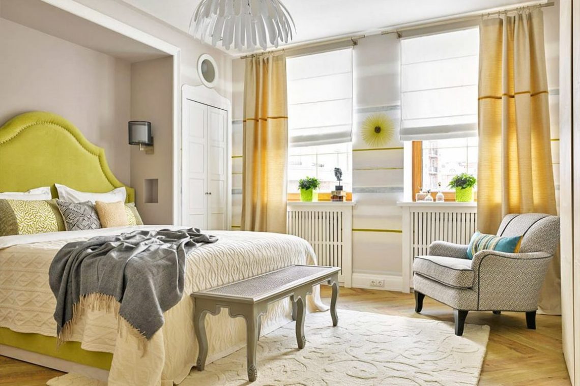 Klasszikus hálószoba berendezés, falba épített szekrények az ágy körül, világos, nyárias színek és hangulat