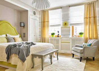 Klasszikus hálószoba berendezés, falba épített szekrények az ágy körül, világos, nyárias színek és hangulat