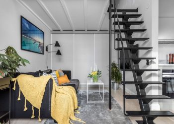 Galéria lépcső fém szerkezettel, fekete színnel, fa lépcsőfokokkal