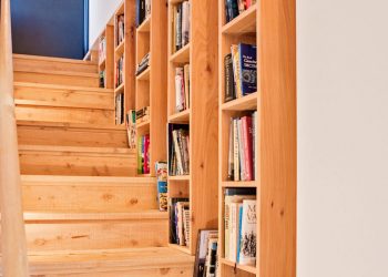 Fa lépcső és könyvespolc praktikus kombinációja