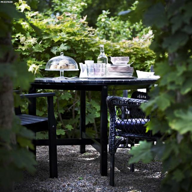 Alakíts ki kerti zugot teázáshoz és beszélgetéshez az új, fekete-barna színű, tömör fenyő ÄNGSÖ székekkel  és kerek asztallal.