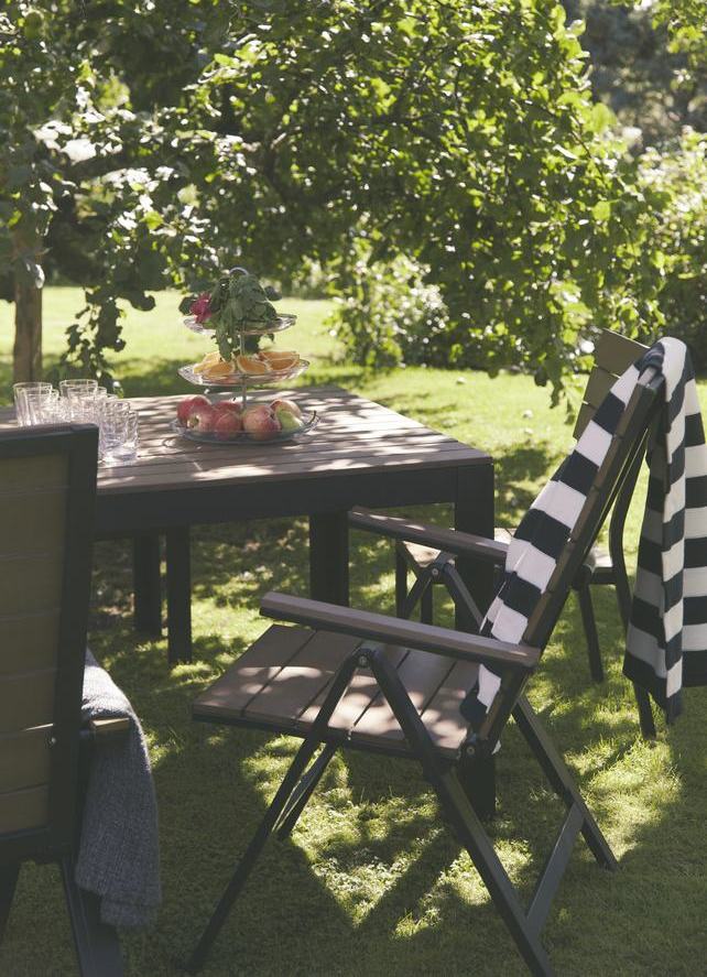 A FALSTER kerti bútor sorozat tagjai fekete-barna színben kaphatók. A tömör fa megjelenés ellenére igazi meglepetést okoz a bútorok könnyűsége