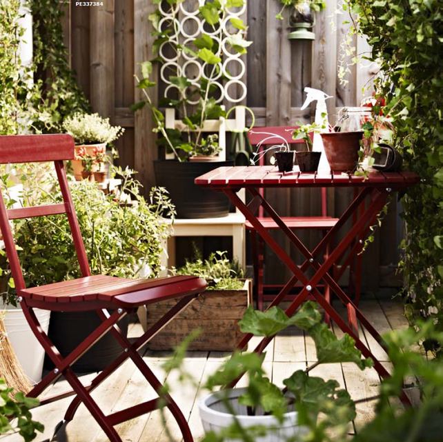 A kültéri MÄLARÖ összecsukható székek és asztalok váza porfestett acélból, asztallapjuk, ülésük és háttámlájuk festett, tömör akácból készült