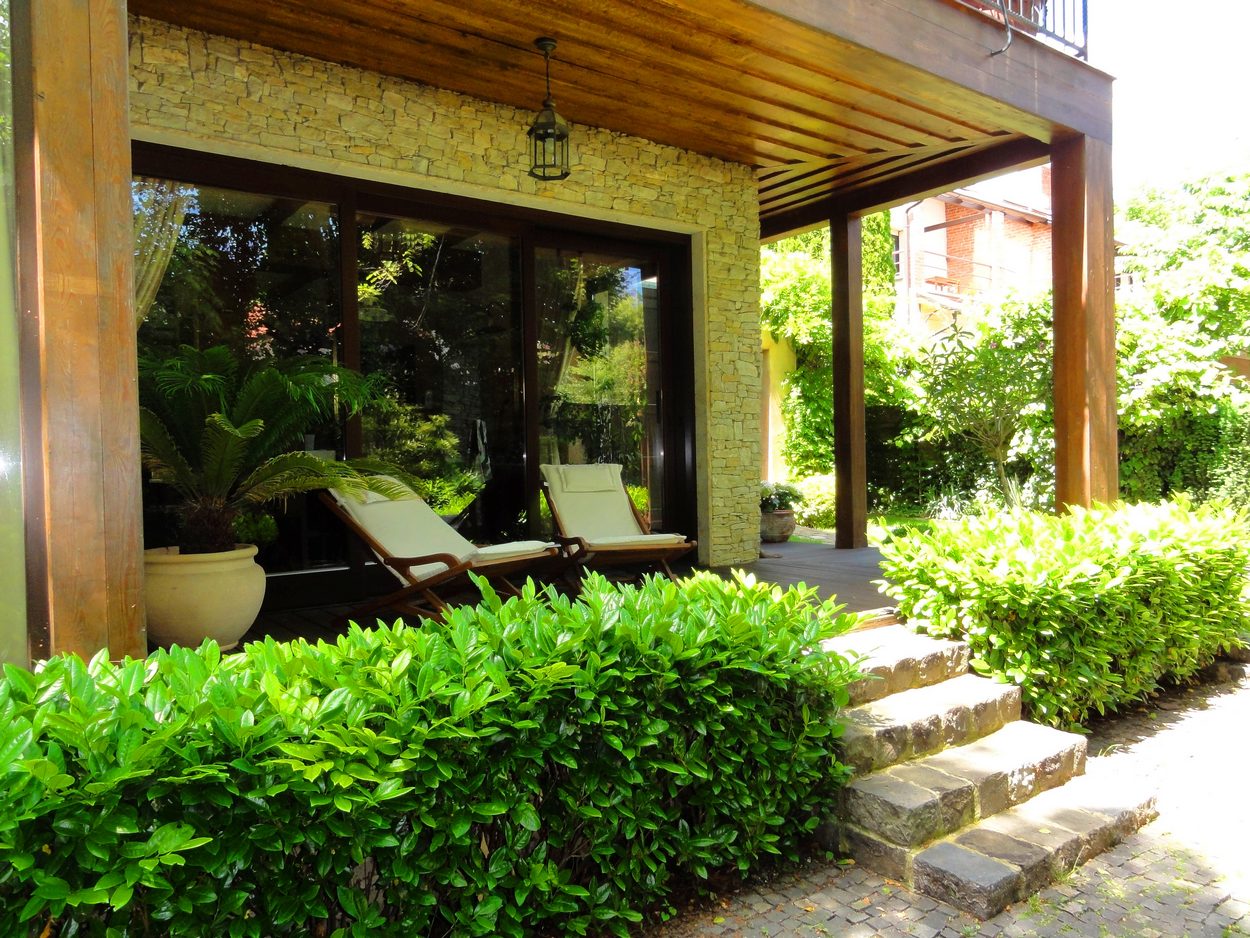 Mediterrán ház terasza babérmeggy sövénnyel Mediterrán ház terasza babérmeggy sövénnyel