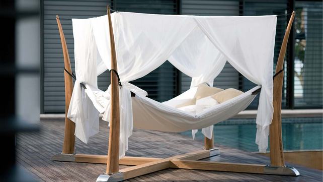 Ha a nagy nemzetközi márkák kínálatából válogatunk, szinte biztosak lehetünk benne, hogy kerti bútor összeállításunk „nem jön szembe”