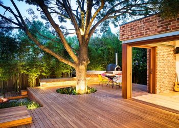 Hátsó kert gyönyörűen felújítva - fa burkolat, szép medence 160nm-en