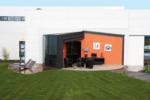 Zárt terasz köríves üveg panelekből - a bezártság érzése nélkül - OpenSun