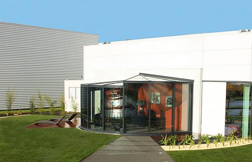 Zárt terasz köríves üveg panelekből - a bezártság érzése nélkül - OpenSun